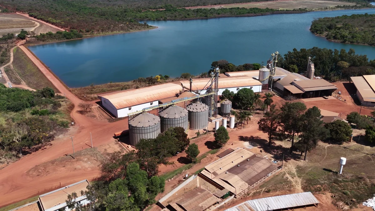 Vista de drone dos silos e da estrutura do Grupo Folador